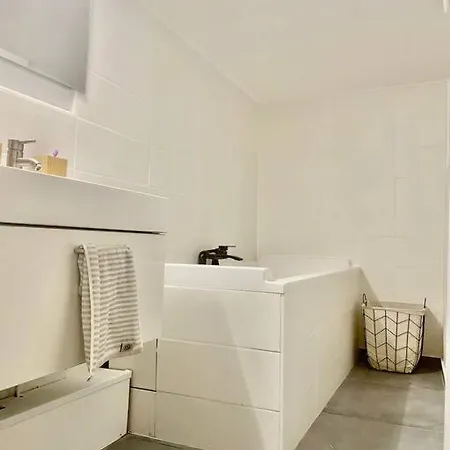 Robin Quantin In The Heart Of Old تور