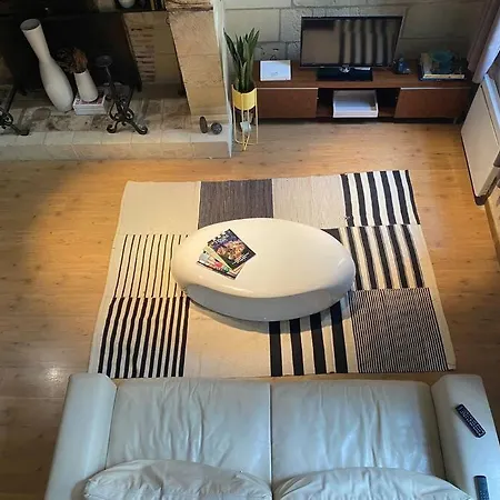 Robin Quantin In The Heart Of Old Apartment *