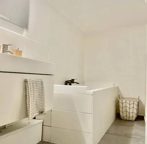 Robin Quantin In The Heart Of Old تور